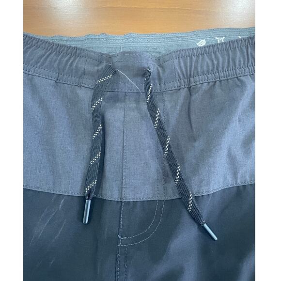 Kenneth Cole Men’s Tech Active Water Resistant Shorts – Size Large - Picture 3 of 8